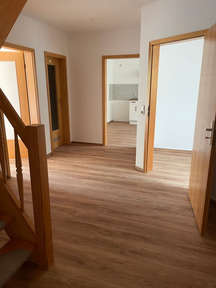 Helle neu sanierte geräumige 4 Zimmer Maisonette Wohnung in Bülow