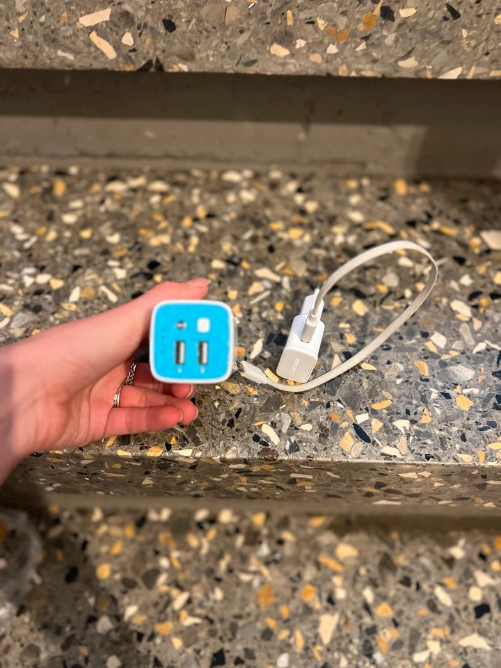 Powerbank mit Ladekabel in Monheim am Rhein