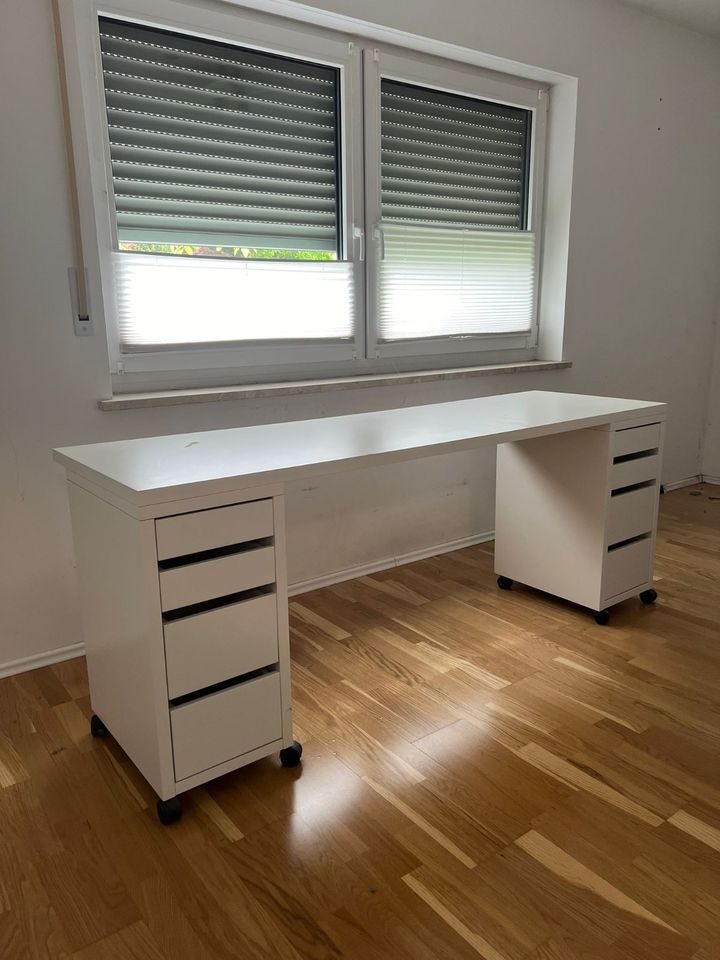 IKEA Schreibtisch mit integrierten Rollcontainern in München