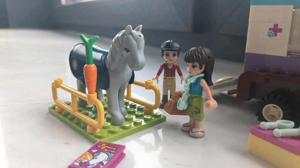 Lego Friends Pferdetransporter und Tierärztin in Friedberg (Hessen)