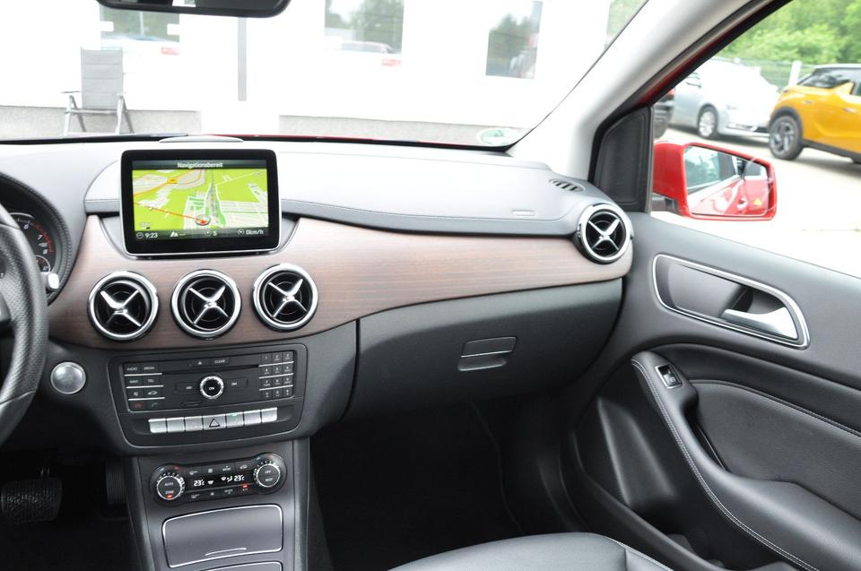 Mercedes-Benz B 250 CGI 7G-DCT LEDER-NAVI-LED-RKAM-KEYLESS GO in Teltow