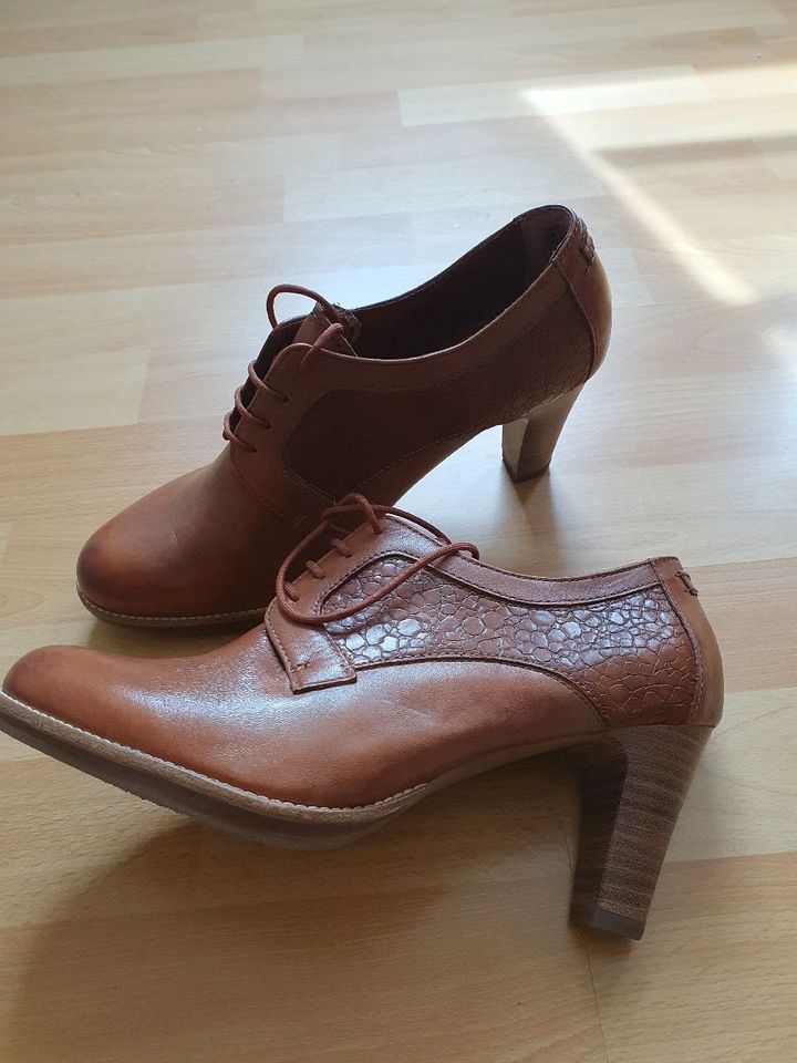 Halbschuhe von tamaris in Größe 39 !NEU! in Grünberg