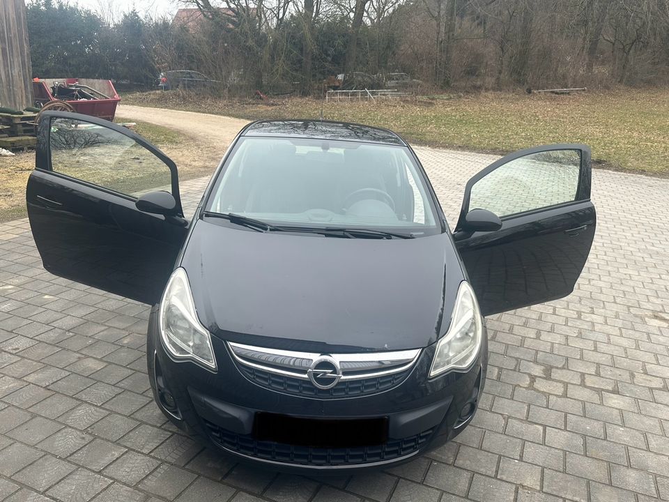 Opel Corsa 1,4 Benzin in Nürnberg (Mittelfr)