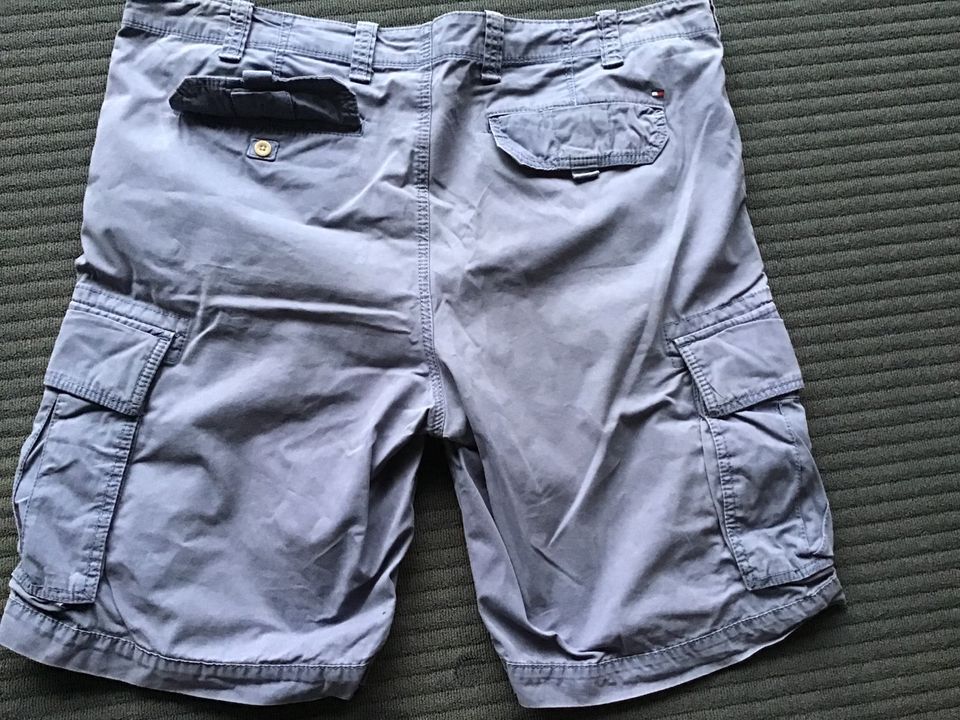 Hilfiger Herrenshort Jeansgröße 44 Relaxed Fit in Bünde