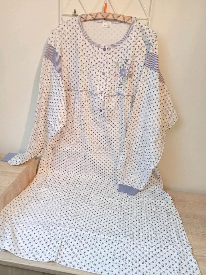 Damen Nachthemd Nachtkleid Nachtwäsche 52 weiß lila in Bad Liebenwerda