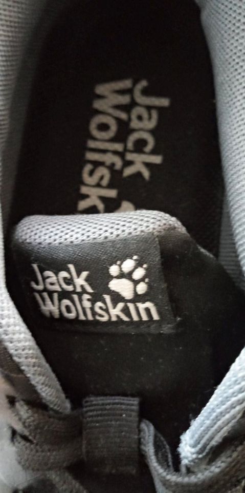 verkaufe sehr gut erhaltene schwarze Jack Wolfskin Schuhe Gr. 42 in Nürnberg (Mittelfr)