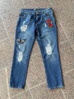 Jeans mit Patches Stradivarius Größe 34 Hessen - Butzbach Vorschau