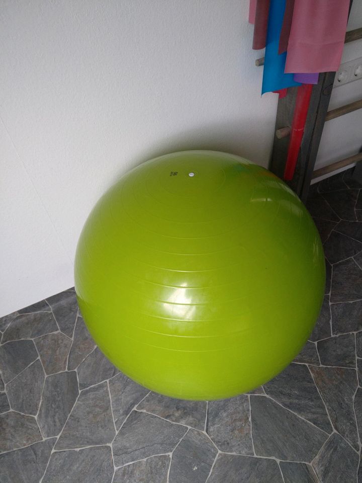 Gymnastik Ball grün 75 cm Durchmesser in Burbach