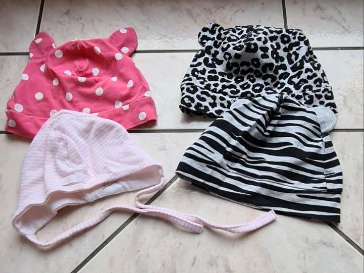 Babysachen Mädchen Mützen Hosen Bodies Strampler Socken in Krostitz