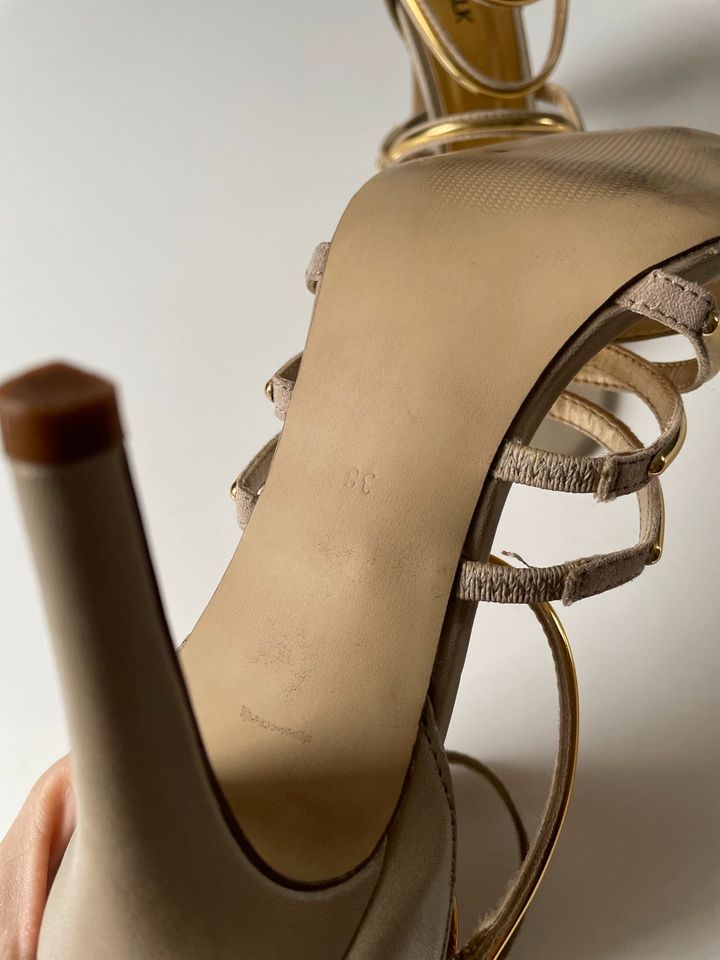 High Heels in Gold in Wulkenzin