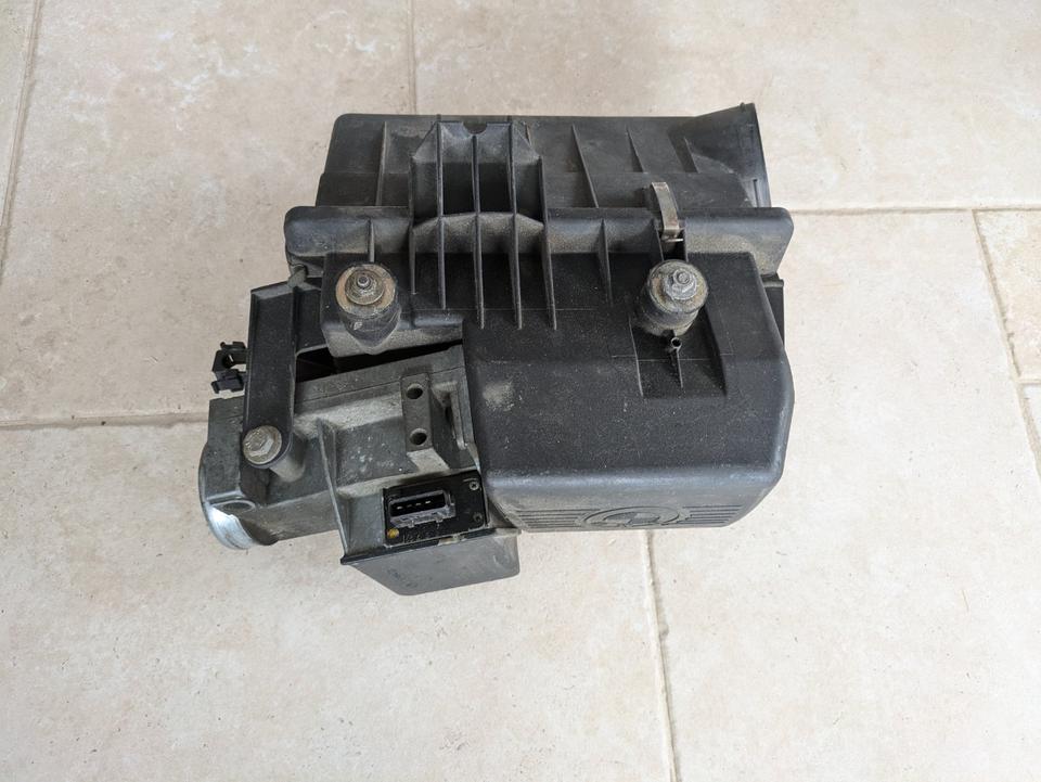 BMW E30 320i Luftmengenmesser komplett mit Luftfiltergehäuse in Schwanstetten