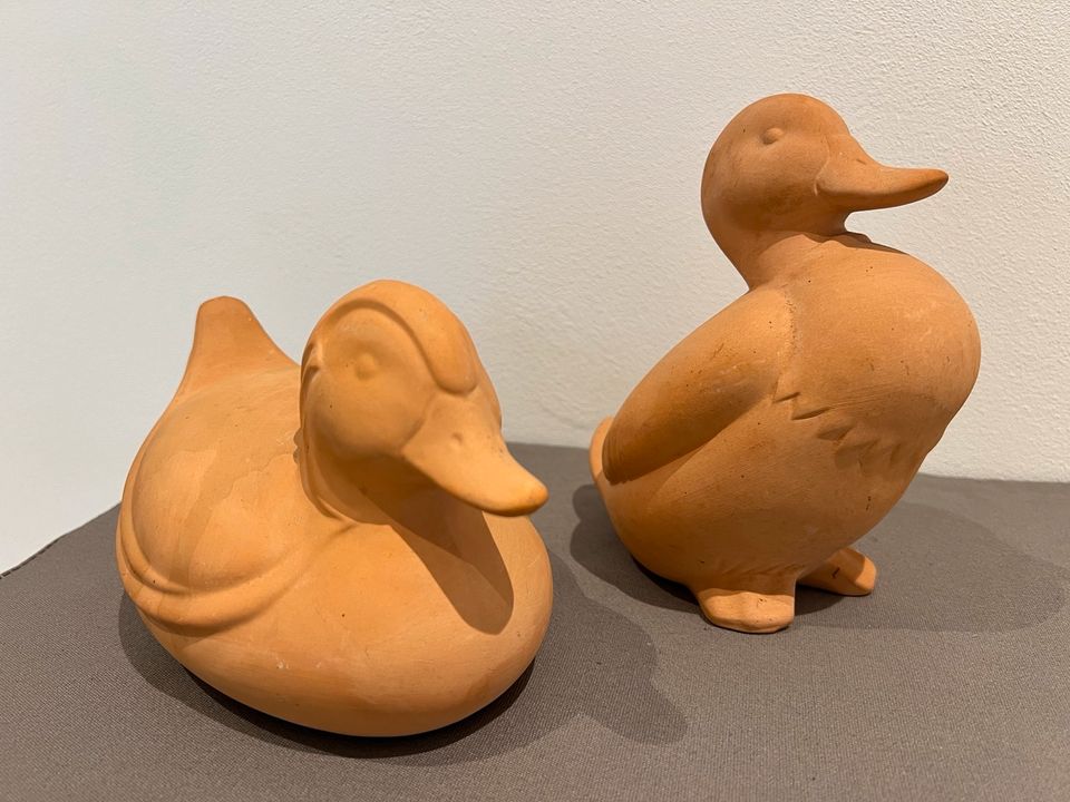 Zwei große Enten aus Terrakotta in Hausach