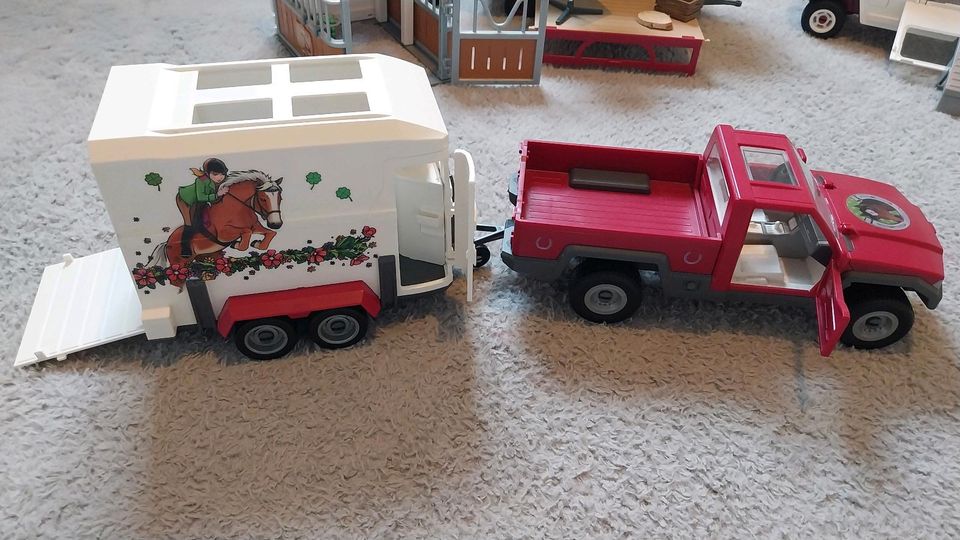 Schleich Stall Pferde Wohnwagen Arztpraxis Waschststation in Strausberg