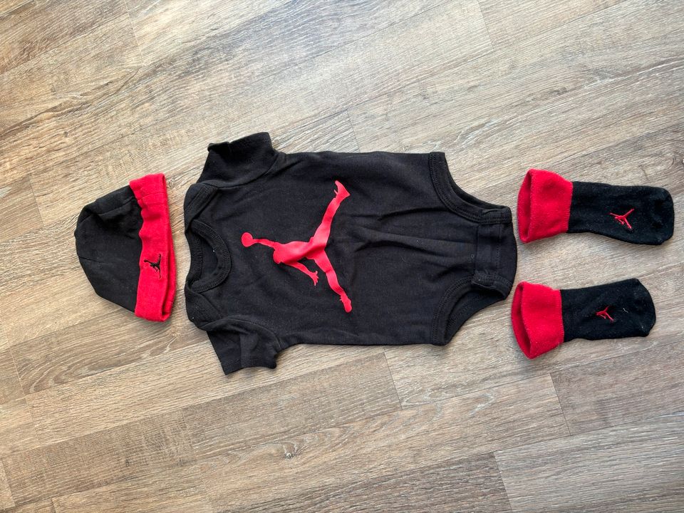 Wie neu Nike Jordan Set schwarz rot 6-12 M Body Hose Mütze Socken in Berlin