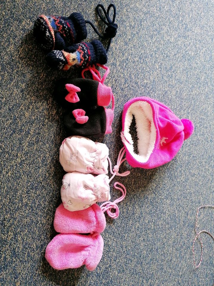 Baby Handschuhe und Mütze in Bad Fallingbostel