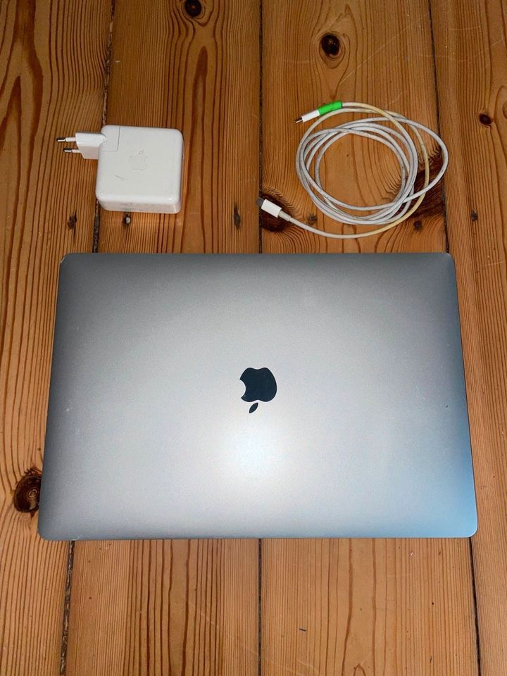 Apple MacBook Pro 15 A1707 - Touch Bar 2016 16GB RAM 512 GB SSD in Berlin