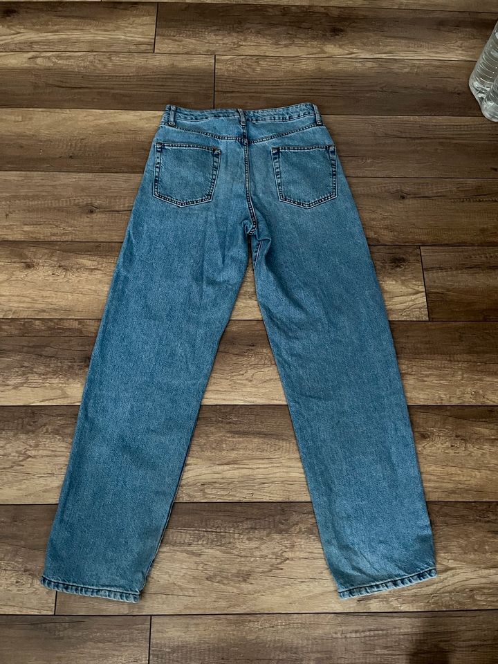 Blaue ASOS Baggy Jeans in Berlin