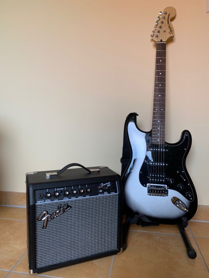 E-Gitarre Squier Stratocaster by Fender + Verstärker und Zubehör in Osterwieck