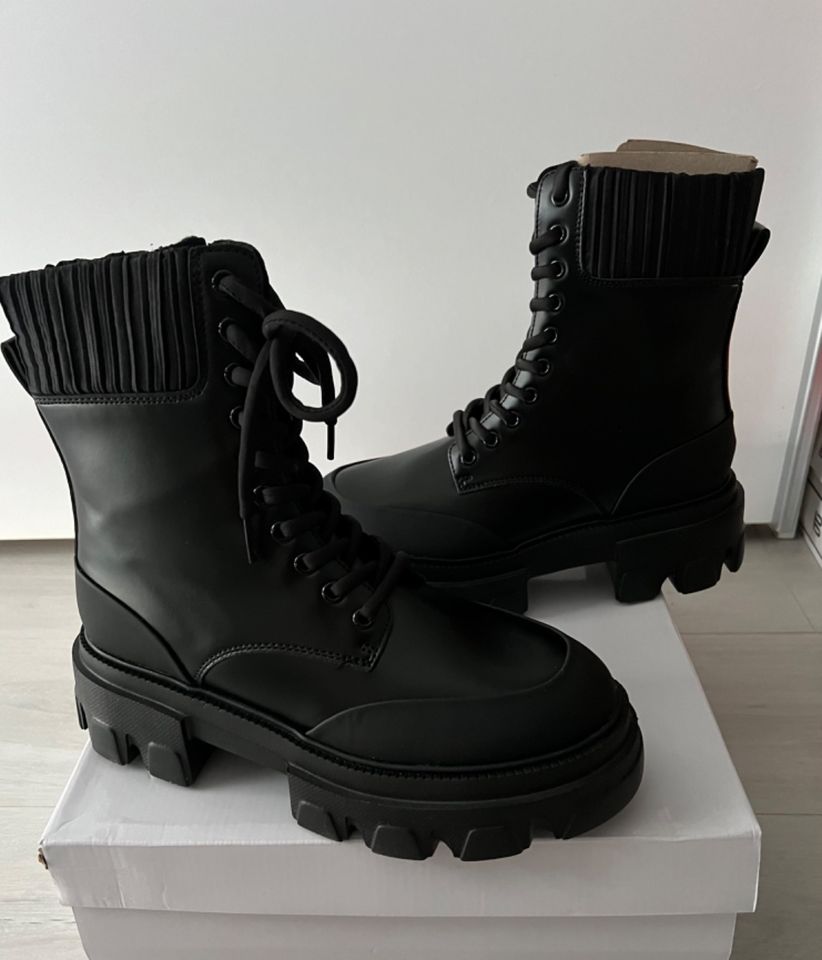 Plateaustiefel Chunky Boots Catwalk  Größe 39  Schwarz  Neu in Langquaid