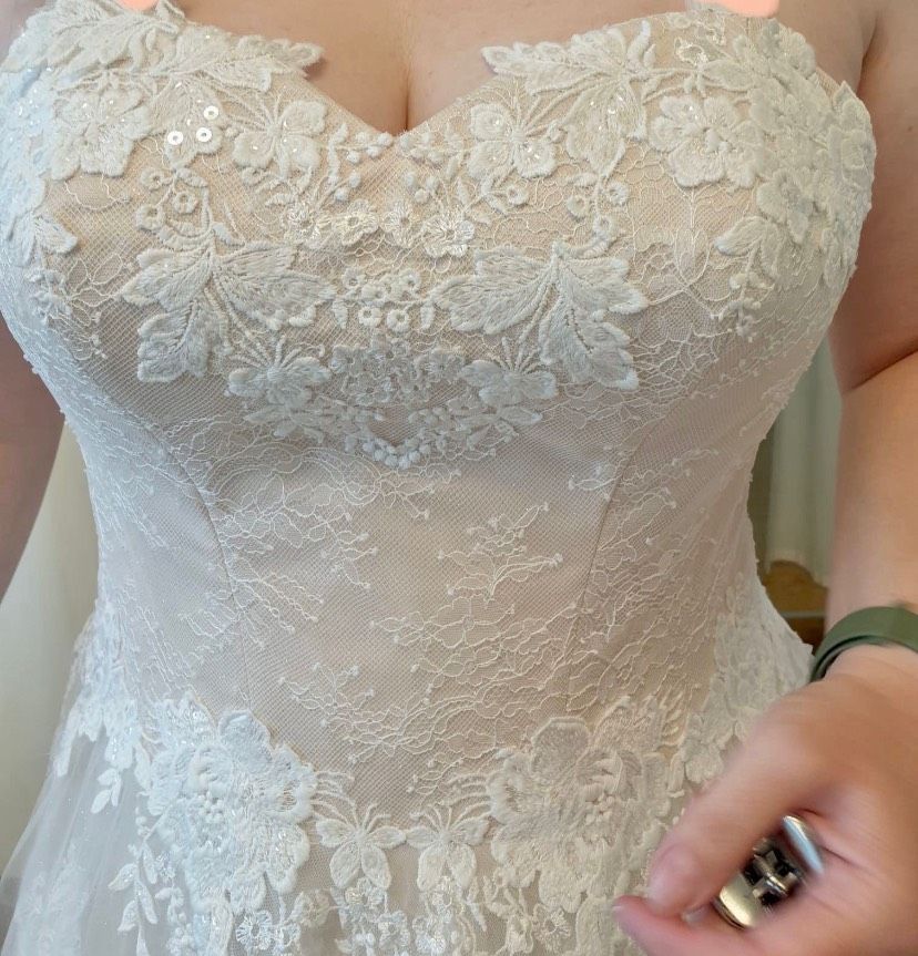 **NEU** Trägerloses Brautkleid aus Tüll mit Herzdecolté in Leipzig