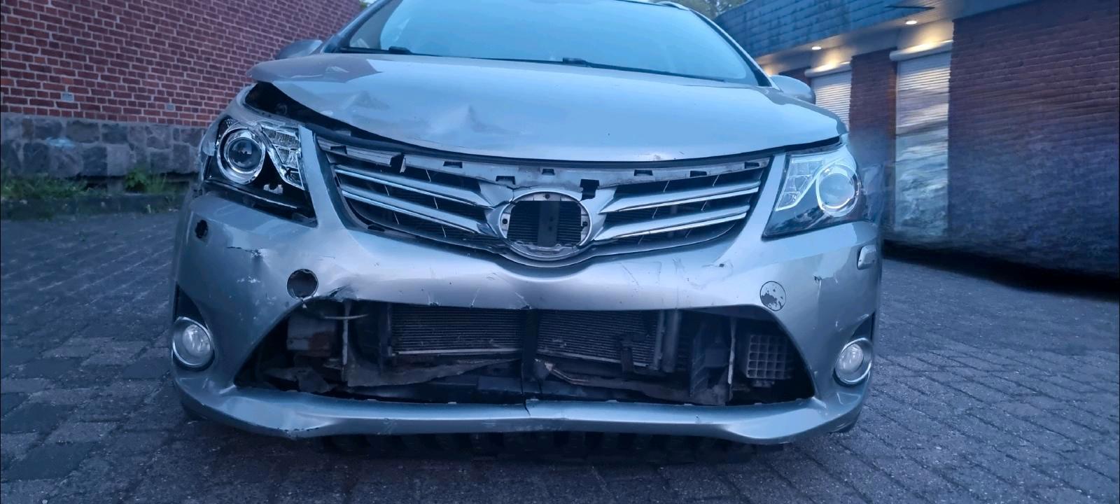 Abbildung des Autos toyota avensis t27 2012 …