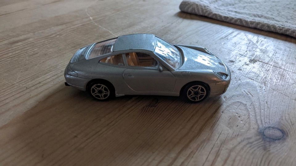 Porsche 911 Carrera BBurago 1/43 silber Siku 1/55 blau Modellauto in Uelsen