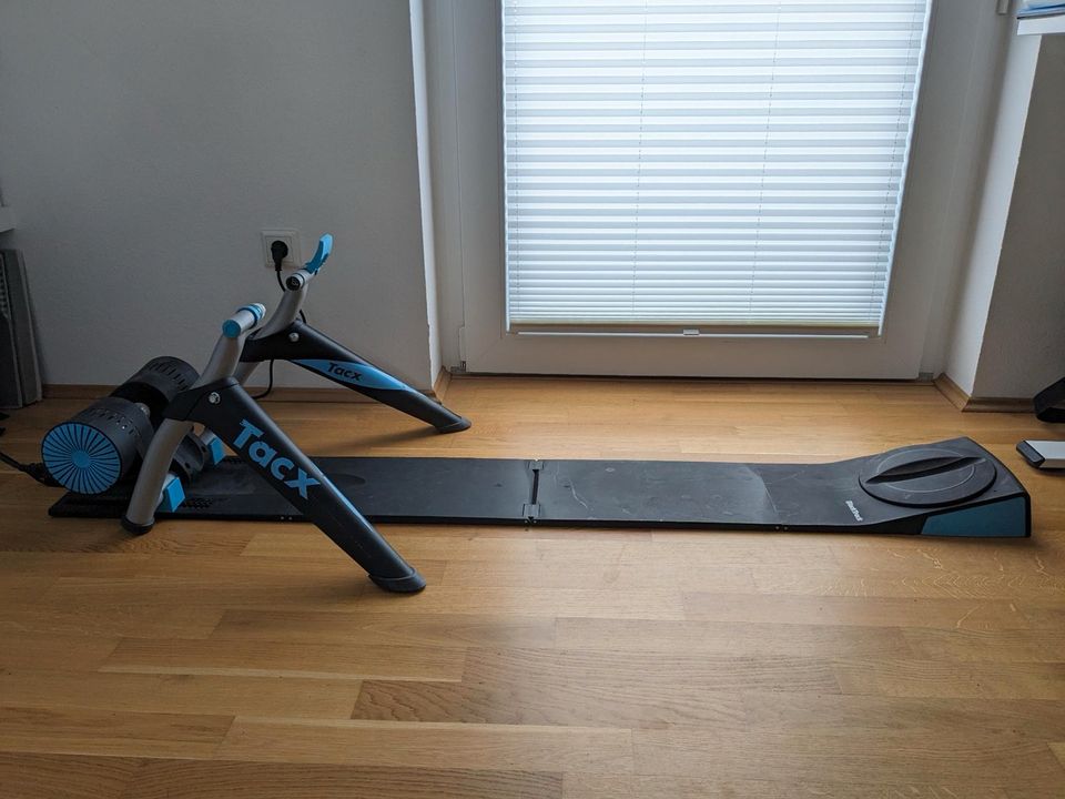 Tacx Genius Smart Trainer mit Zubehör+ Black Track in Erkrath