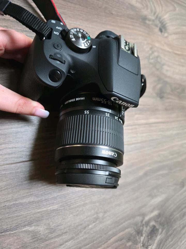 Digitalkamera, Spiegelreflexkamera Canon EOS 2000D, wie neu in Malching
