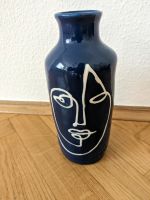 Maisons du Monde  Vase aus blauem Steingut mit weißem Gesicht H2 Frankfurt am Main - Sachsenhausen Vorschau