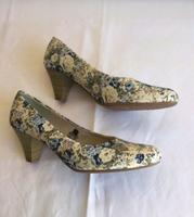 Pumps mit Blumenmuster blau/beige von Canda, Gr. 38 - NEU Bayern - Schöllkrippen Vorschau