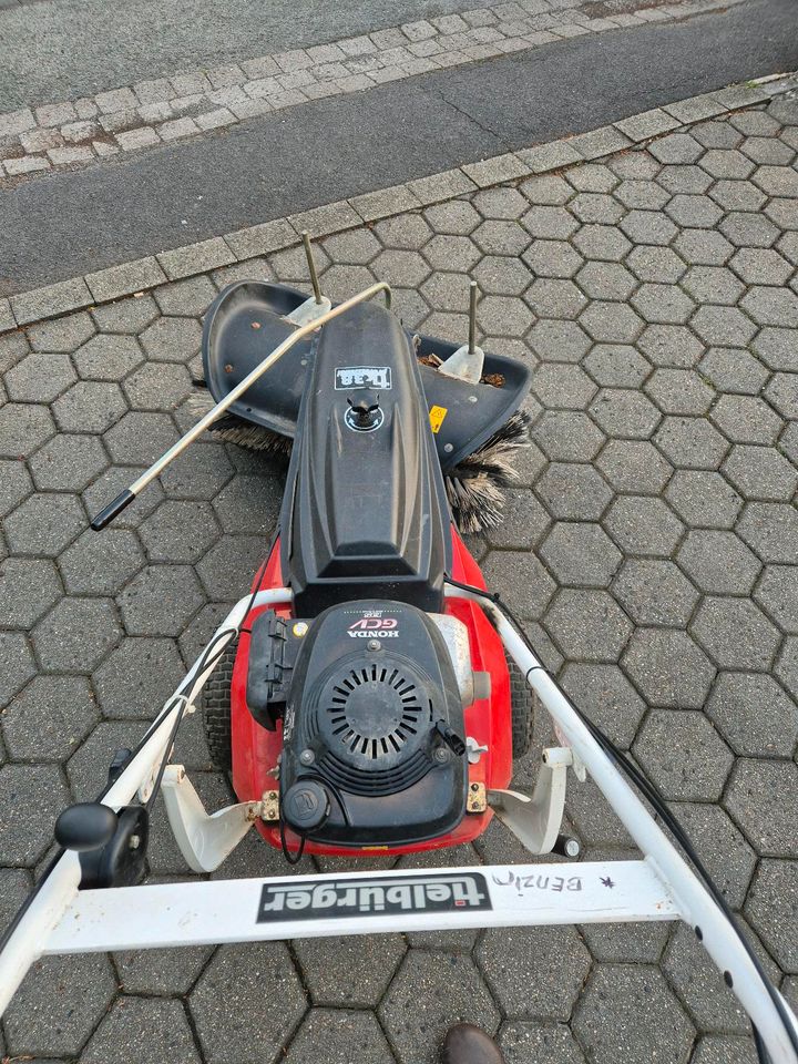 Kehrmaschine Kehrbesen Motorbesen Flächenreinigung mieten in Menden