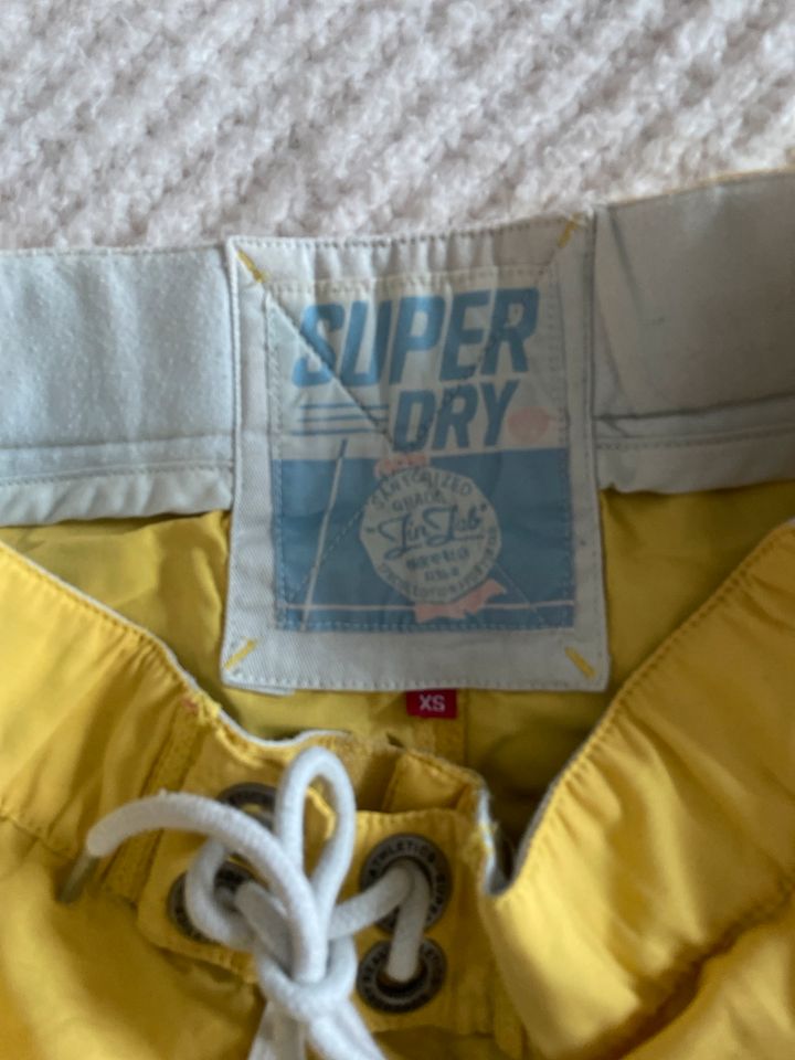 SUPERDRY Shorts Damen Gr. XS GELB in Essen