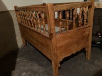 Babybett Gitterbett aus Massivholz antik mit Matratze Kr. München - Sauerlach Vorschau