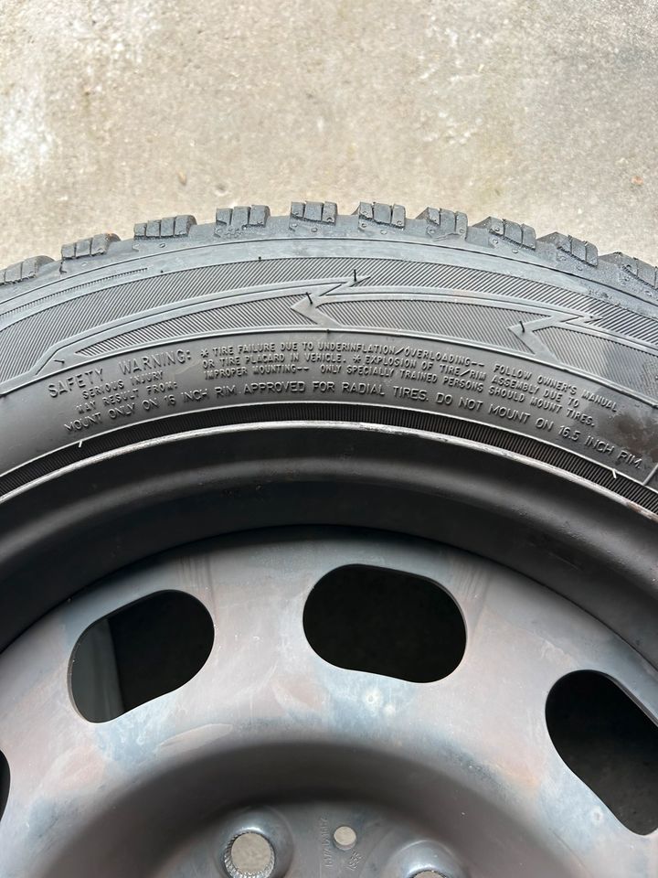 4 gebrauchte Winterreifen Goodyear 195/55R16 91H & BMW Radkappen in Recklinghausen