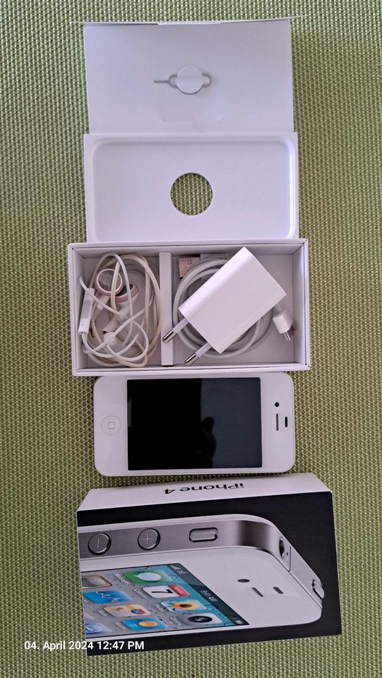 Apple iPhone 4 weiß 32 GB mit allem Zubehör in OVP in Friedrichsdorf