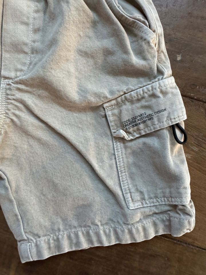 ZARA Cargo Jeansshorts Shorts beige Gr. 134 in Moers