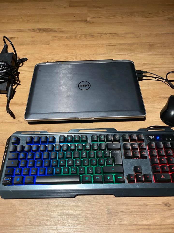 Laptop/Dell Latitude mit Maus und Testatur in Bremen