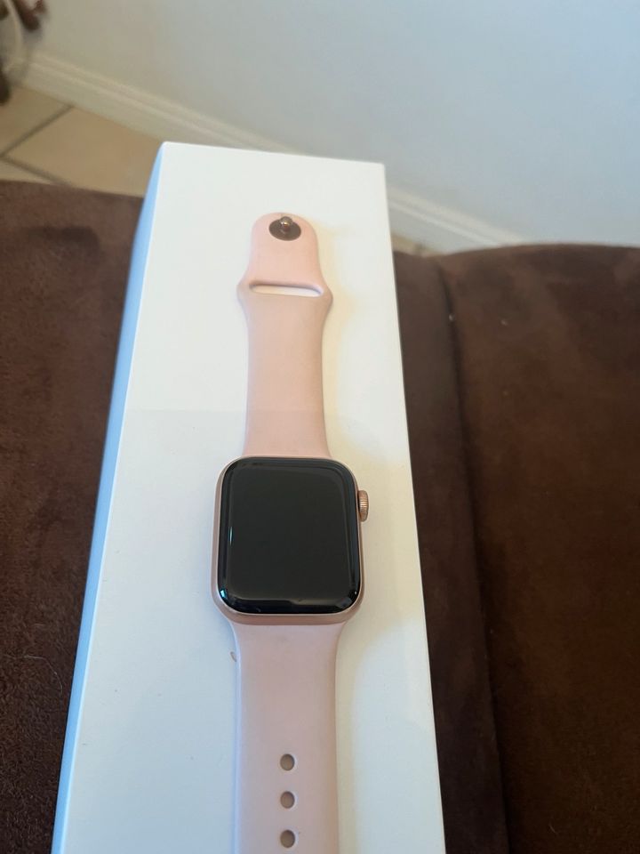 Apple Watch 40 mm serie 4 gold aluminium pink sand sport band CEL in Sankt Augustin