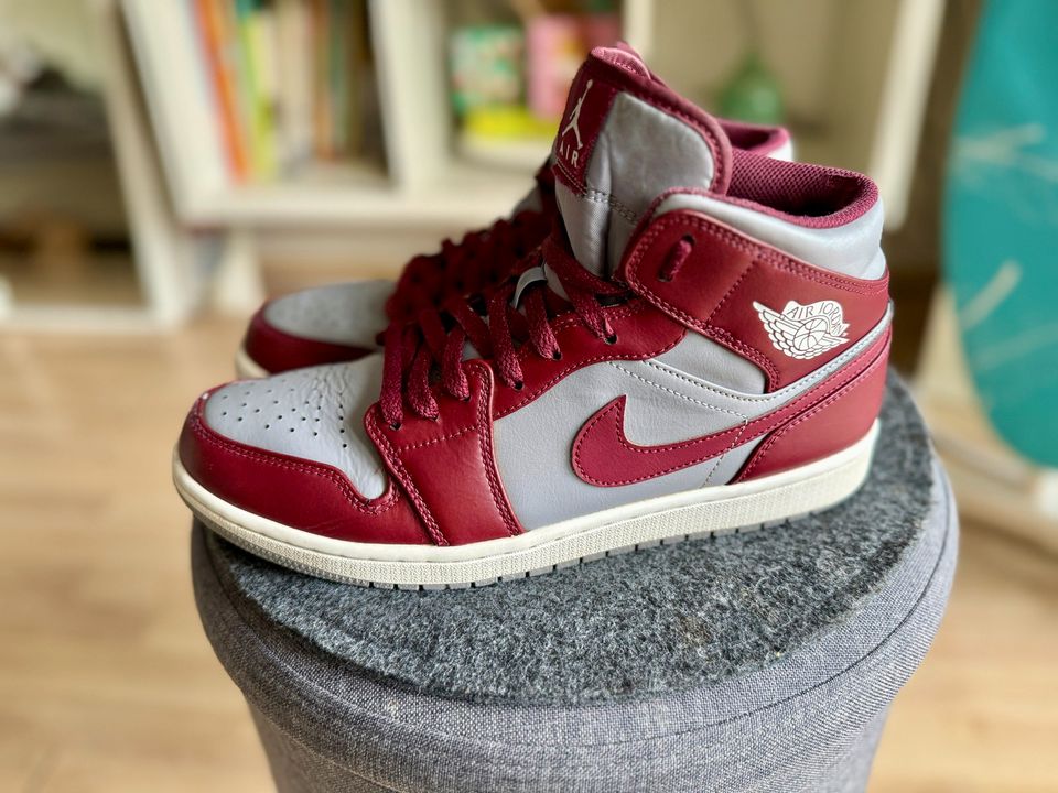 Nike Air Jordan 1 MiD Cherrywood Red Gr.44 SB Dunk Max sneakers in Rösrath