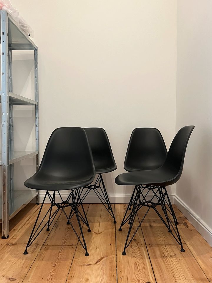 4x Vitra Eames side chair komplett schwarz in Berlin