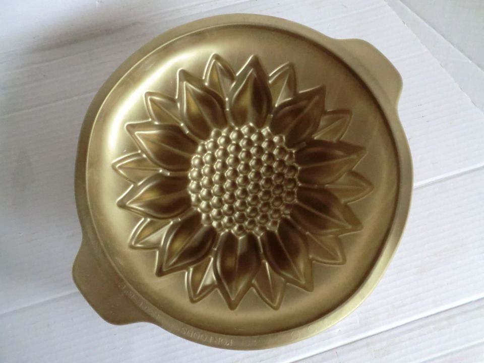 Delicata Silikonbackform „Sonnenblume“ mit Stützring - Gold in Gauting