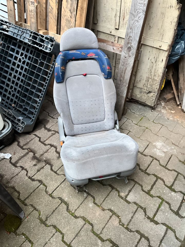 VW Sharan Sitz mit Kindersitz in Gechingen