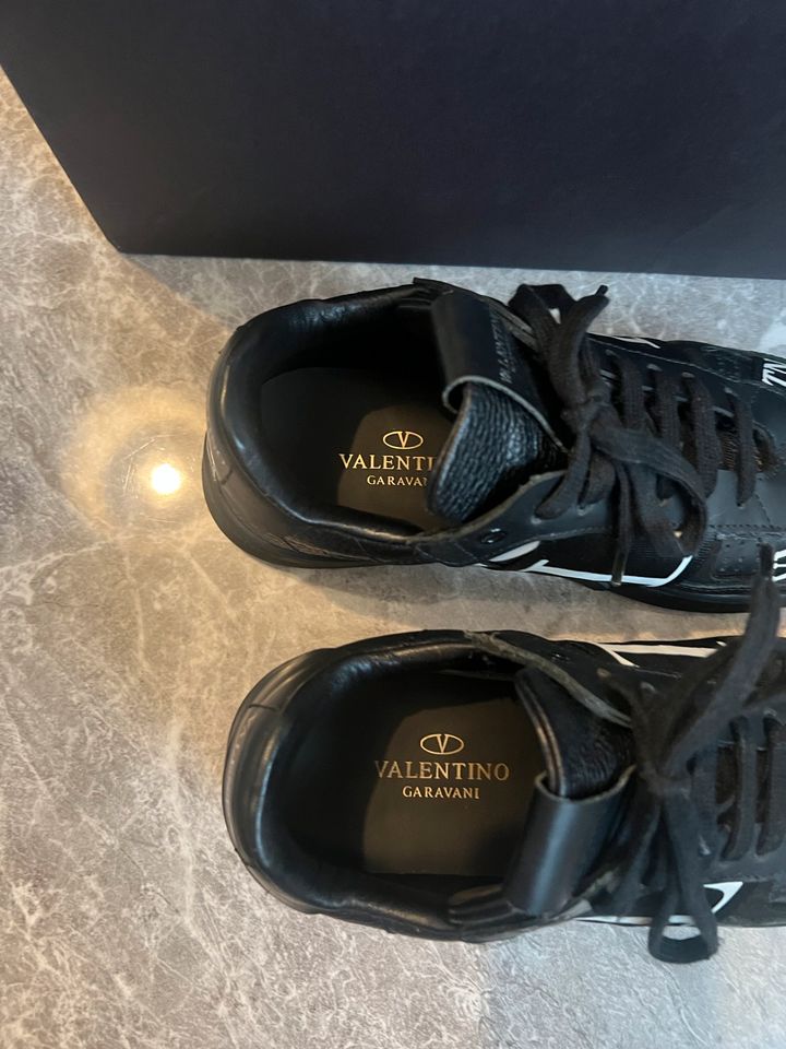 Valentino - Low top Sneaker aus Kalbsleder in Essen