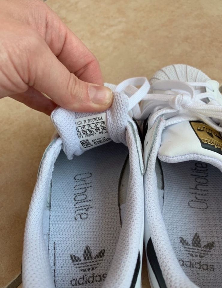 Adidas Superstars *Neu* - Größe 30 - weiß in Hollenstedt