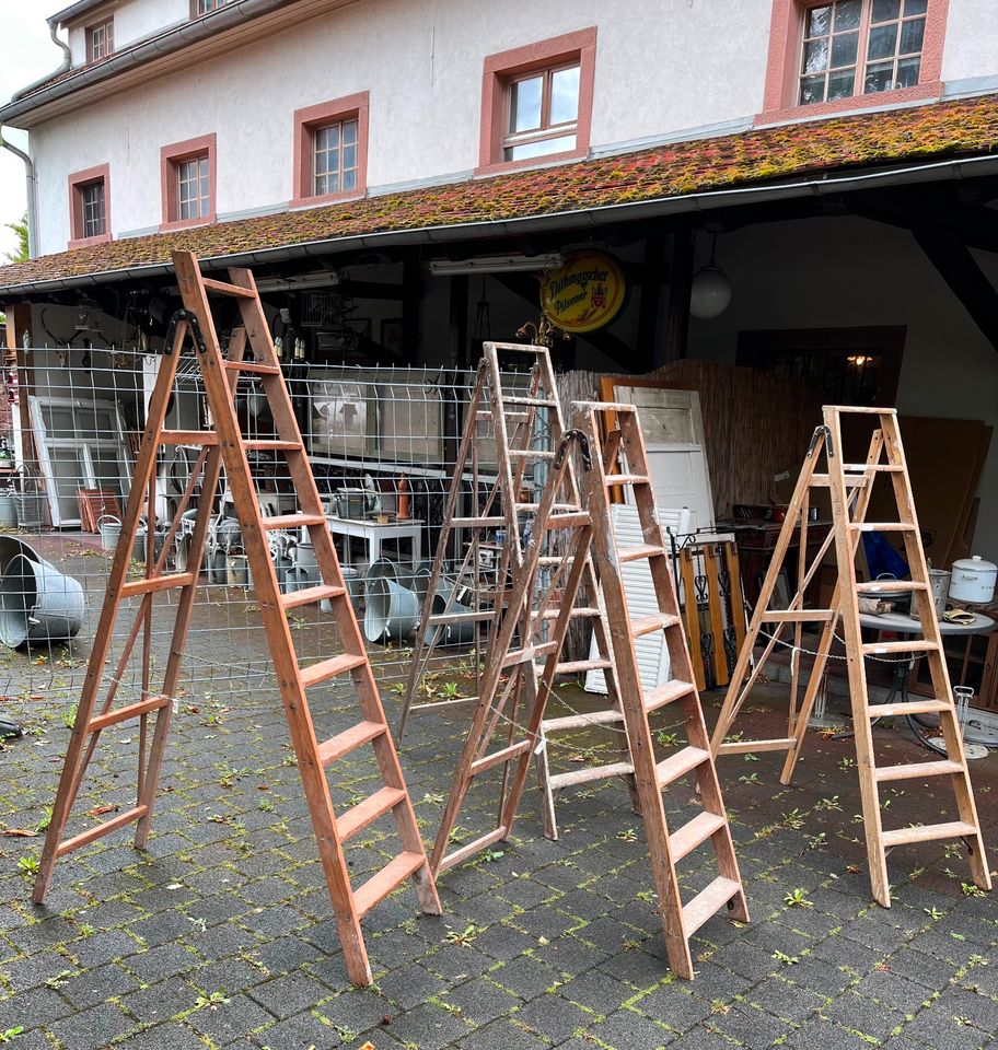 Alte Stehleitern Klappleitern aus Holz Antik-Vintage-Retro-Deko in Marktheidenfeld