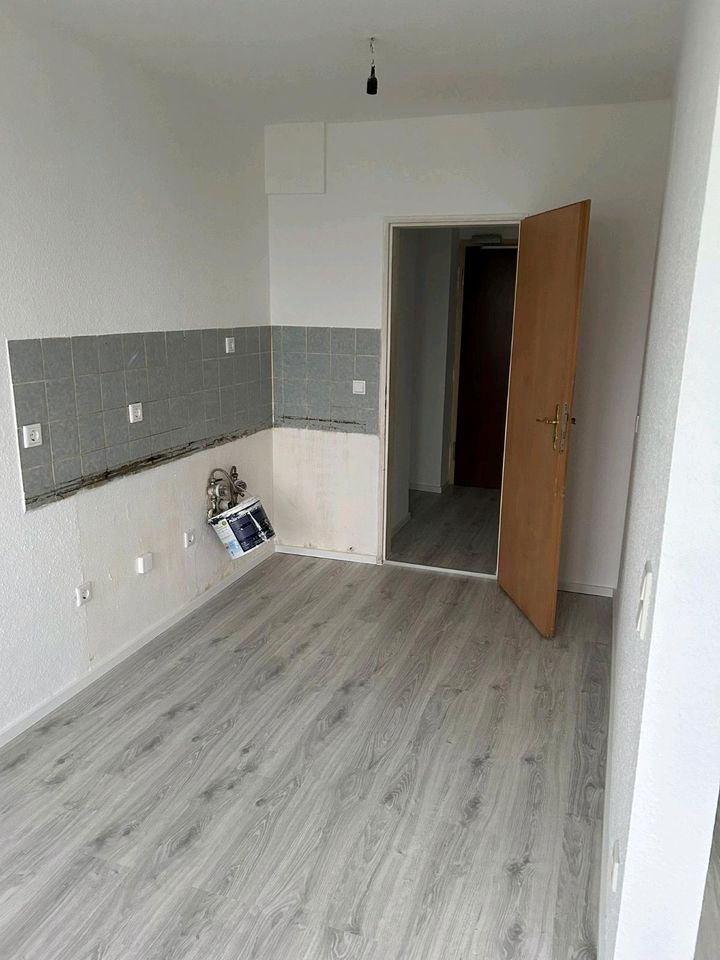 2 Zimmer, nach Reparatur, neue Tapete, neuer Laminatboden, neue F in Duisburg