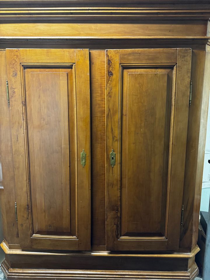 ANTIKER BIEDERMEIER KLEIDER SCHRANK in Erlangen