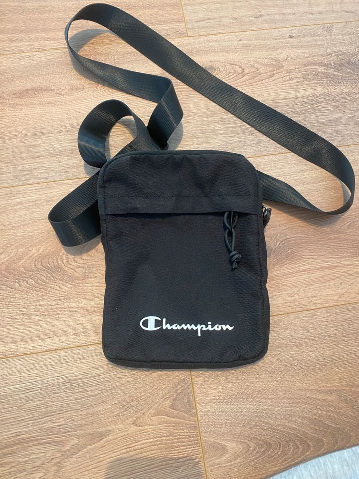 Schwarze Champion Umhängetasche in Quickborn