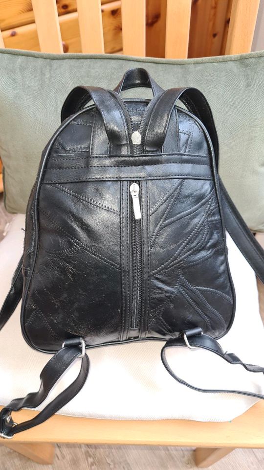 Kleiner vintage Leder Rucksack in Möser