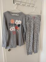 Langer Pyjama mit Wolken- und Luftballonmotiv und Aufschrift Hessen - Wiesbaden Vorschau